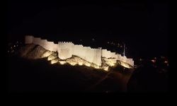 Geceleri artık bambaşka: Tarihi kale ışıklarla ortaya çıktı