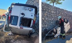 Takla atan hafif ticari araçtaki 6 kişi yaralandı