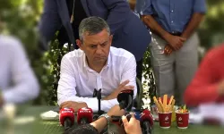 Sosyal medya bu görüntüleri konuşuyor: Özgür Özel mikrofonları tek tek topladı!