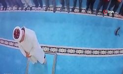 Tekmeleyince cami imamının kafasına fırladı: Kediyi tekmeleyen vicdansız kameralarda
