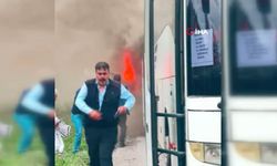 Yolcular saniyelerle kurtarıldı: Seyir halindeki otobüsün arka kısmı alev aldı