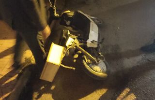 Yakalanacaklarını anlayınca çaldıkları motosikleti bırakıp kaçtılar