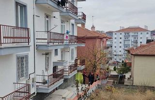 Kendini balkondan atmak istedi