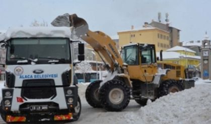 Alaca Belediyesi’nden kar mesaisi