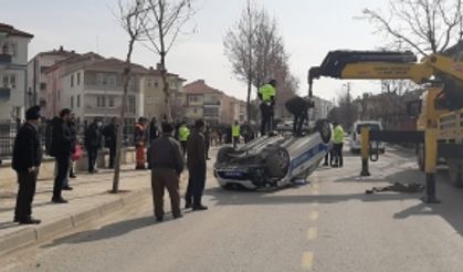 Çorum’da ağaca çarpan polis aracı takla attı