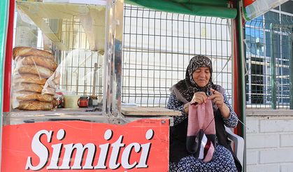 Çorum'dan Antalya'ya taşındı, 18 yıldır simit tezgahıyla hem cezaevindeki oğluna hem torunlarına bakıyor