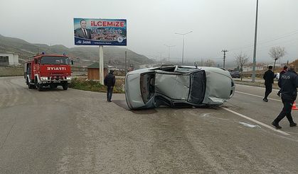 Yoğun sis ve buzlanma kaza getirdi! Kontrolden çıkan otomobil aydınlatma direğine çarptı