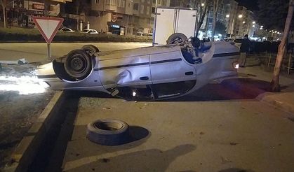 Sinyalizasyon direğine çarptı, takla attı! Kaza yaptığı otomobili bırakıp kaçtı