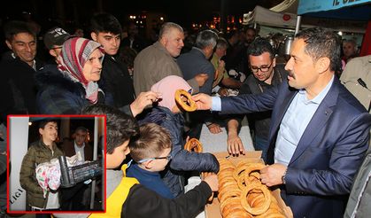 Simitçi çocuğun simitleri satılmayınca hemşehrimiz devreye girdi!