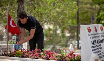 Şehit babasının kabrini ziyaret eden 15 Temmuz gazisi yaşadıklarını anlattı