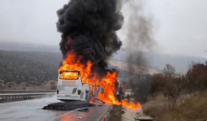 Kamyona çarpan otobüs alev topuna döndü