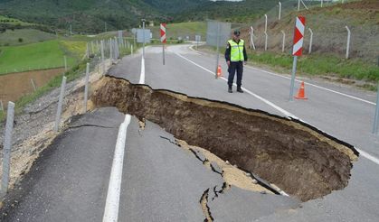 Heylan nedeniyle yol çöktü