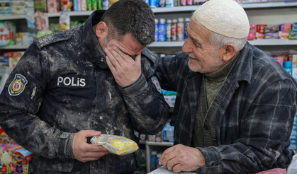 “Size deterjan satmam” diyen bakkal, polis memurunu gözyaşlarına boğdu
