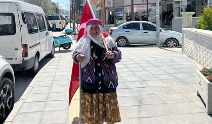 75 yaşındaki Satı teyze bayrağıyla sokak sokak dolaşıyor
