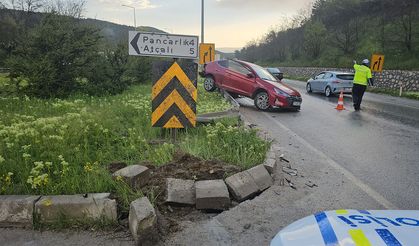 Hafif ticari araçla çarpışan otomobildeki 3 kişi yaralandı