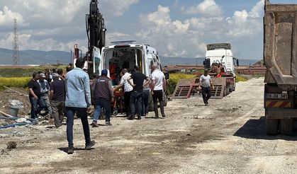 İnşaatta göçük paniği: Toprak altında kalan işçiyi arkadaşları kurtardı