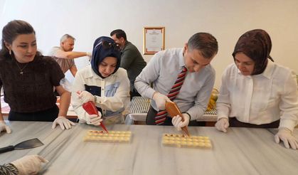 Kaymakam kolları sıvadı: Çikolata ve yağ üretimine katıldı