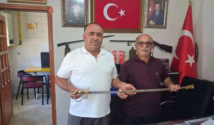 60 yıllık aile yadigarı subay kılıcı derneğe bağışlandı