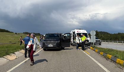 D100’de kayan kamyonun çarptığı minibüsteki 5 kişi yaralandı