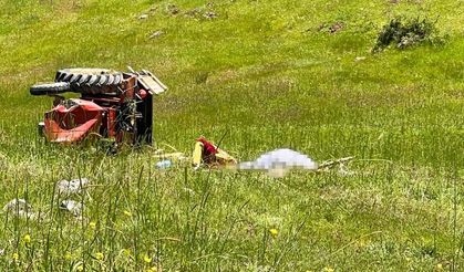 Traktör devrildi, sürücü altında kalarak can verdi