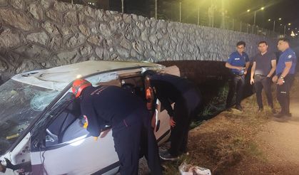 Çorum'da hafif ticari araç istinat duvarından yan yola uçtu: 2 yaralı