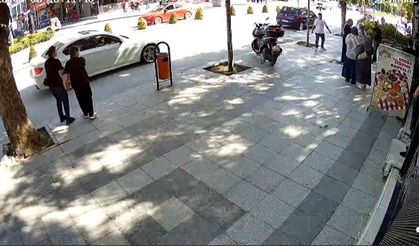 Kaldırımda yürüyen kadınlar ölümden döndü! Bir saniye geç kalsalardı...