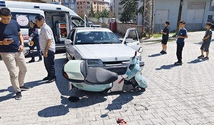Çorum'da otomobille çarpışan motosikletin sürücüsü yaralandı
