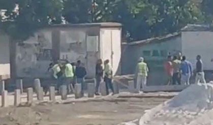 Belediye işçileri çalışma sahasında birbirine girdi
