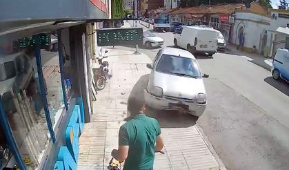 Kaldırıma çıkan otomobilin altında kalmaktan son anda kurtuldu