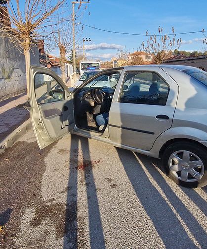 Cumhuriyet Caddesi’nde feci kaza: Otomobil ağaca çarptı!