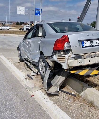 Kırmızı ışıkta durmadı, iki otomobile çarptı: Ehliyetine 2 ay el konuldu