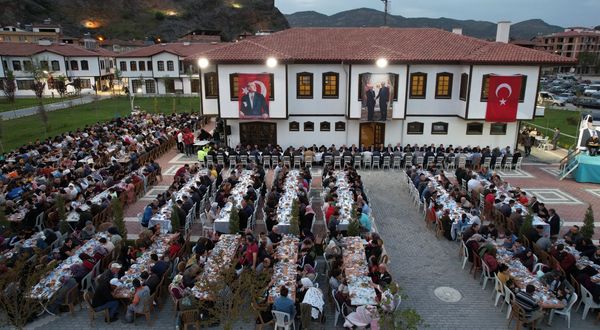 Osmancık’ta 4 bin kişi aynı sofrada iftar yaptı