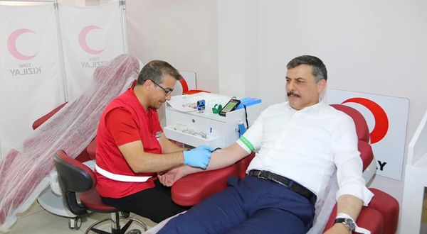 Vali Mustafa Çiftçi 35. kez kan bağışladı