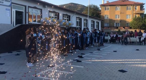 Mehmet Akif Ersoy Ortaokulu'nda mezuniyet töreni