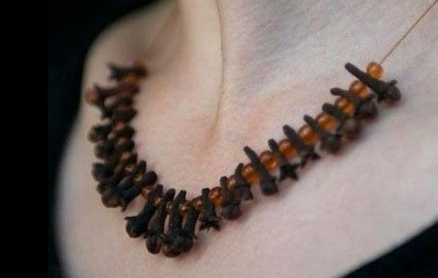 Boynunda karanfil taşıyanların sırrı ne? Yüzyıllardır süren gizemli gelenek