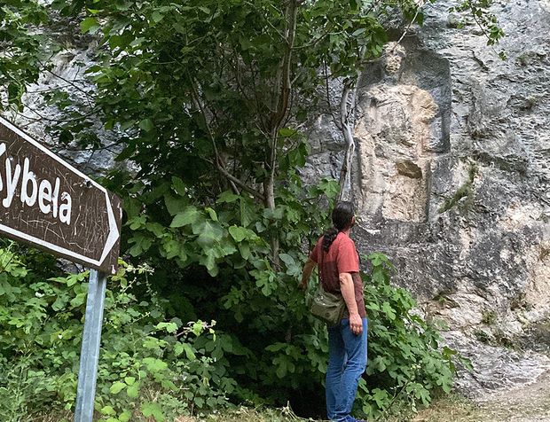 Define avcıları tarihe zarar verdi: Kibele Kabartması tahrip edildi