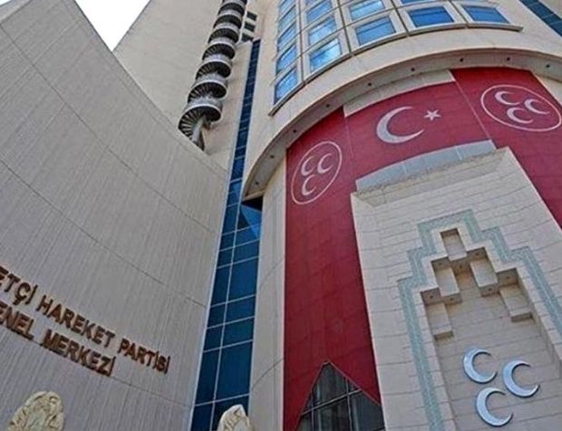 Meteoroloji uyarmıştı! Fırtına ağaçları yola devirdi