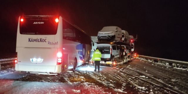 Buzlu yolda kaza: TIR, yolcu otobüsü ve 6 otomobil birbirine girdi