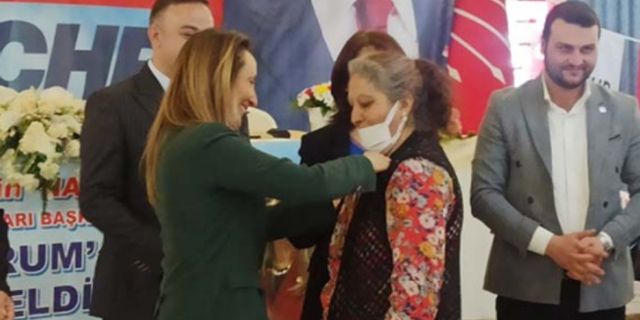 Aylin Nazlıaka, CHP’ye yeni katılan üyelere rozet taktı