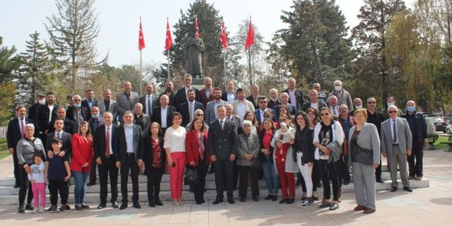 CHP'den Ata'ya saygı çelengi: 23 Nisan, Milletin kaderinin saltanat sahiplerinden alınarak millete verildiği gündür