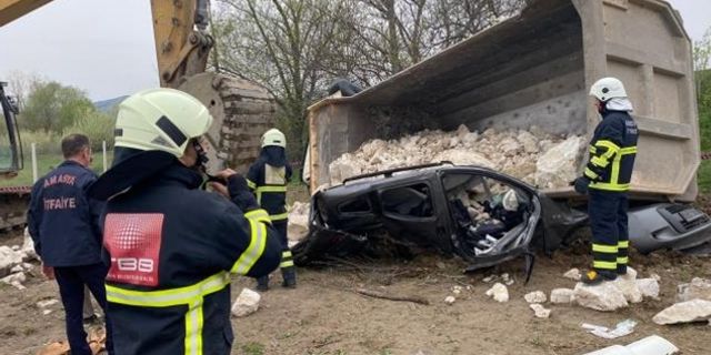 Feci kaza: Üzerine taş yüklü kamyon devrilen sürücü öldü