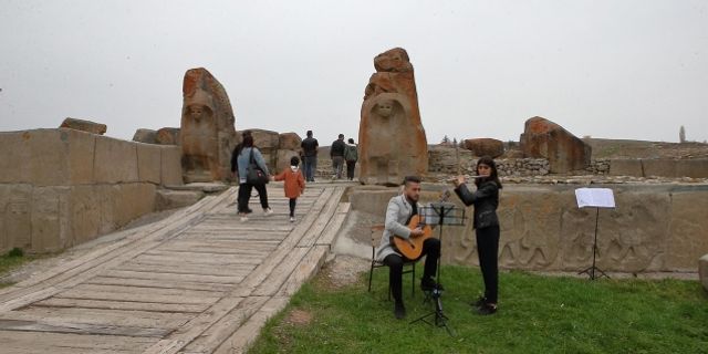 Turistler müzik eşliğinde tarihsel yolculuğa çıkıyor