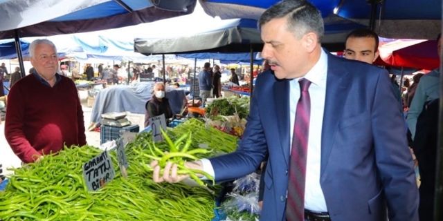 Vali Mustafa Çiftçi pazarda fiyatları indeledi: Pazarlarda fiyatlar geriledi