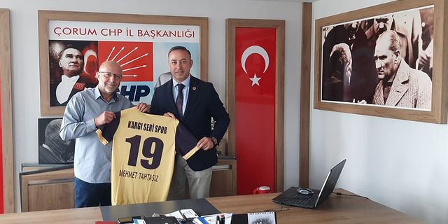 Seri Spor’dan Mehmet Tahtasız'a forma hediyesi