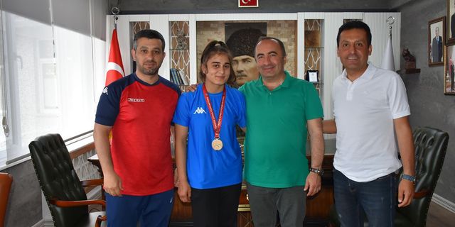 Şampiyon güreşçiden Başkan Sülük’e ziyaret