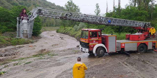 Selde mahsur kalan aileyi itfaiye ekipleri kurtardı