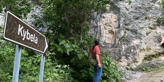 Define avcıları tarihe zarar verdi: Kibele Kabartması tahrip edildi