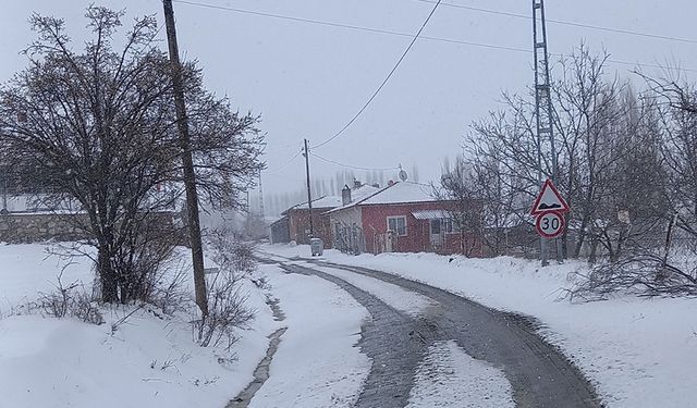 Çorum'da 150 köy yolunda yoğun kar temizliği