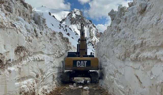 Hakkari'de kar kalınlığı 7 metreyi buldu!