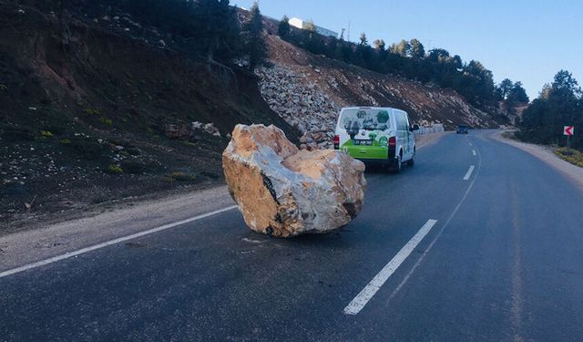 Mersin'de faciaya ramak kaldı! Tonlarca ağırlığındaki dev kaya parçası yola düştü